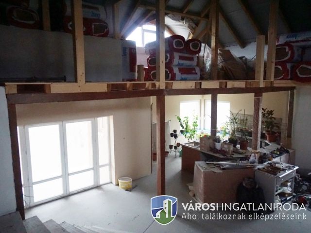 Erdei környezetben új építésű családi ház nagy telken