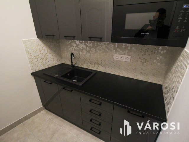 SALGÓ CENTERBEN 110 nm üzlethelyiség kiadó!