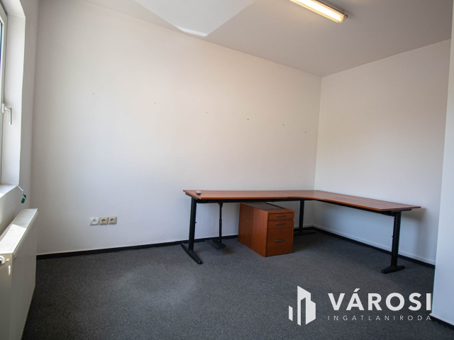 ELADÓ ipari ingatlan 4 db lakással és 2 db műhellyel!