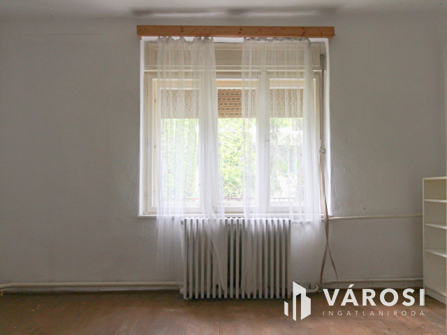 Megosztható telek, két családi házzal Únyon