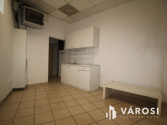 Salgó Center földszintjén 91 nm-es üzlethelyiség kiadó!