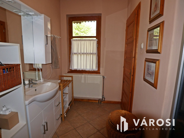 Gyönyörű, kertkapcsolatos otthon, lehetőségekkel.