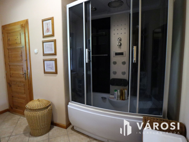 Gyönyörű, kertkapcsolatos otthon, lehetőségekkel.