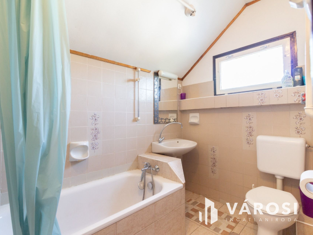 Eladó 3 szintes családi ház Zamárdiban