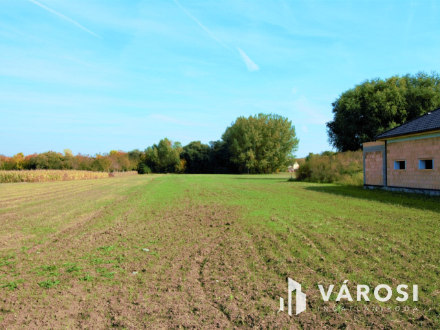 3 építési telekre felosztható 5282 m2-es terület Rábapatonán