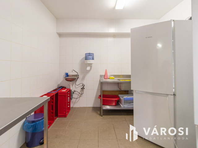 Étterem, egy Termálfürdő bejáratánál