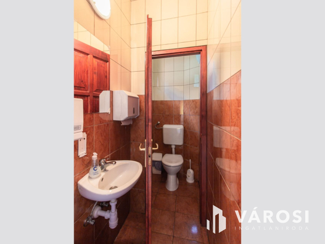 Étterem, egy Termálfürdő bejáratánál