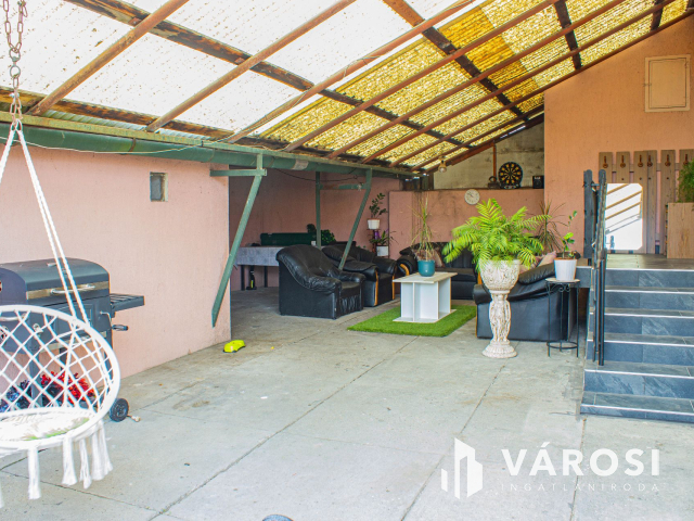 Béketelepi 2 generációs családi ház