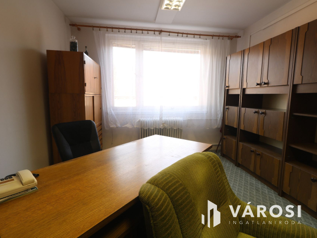 Belvárosi irodák, a Szilágyi utcában eladók.