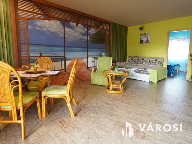 Balatonkeresztúron igényes nyaraló, 5 percre a strandtól!