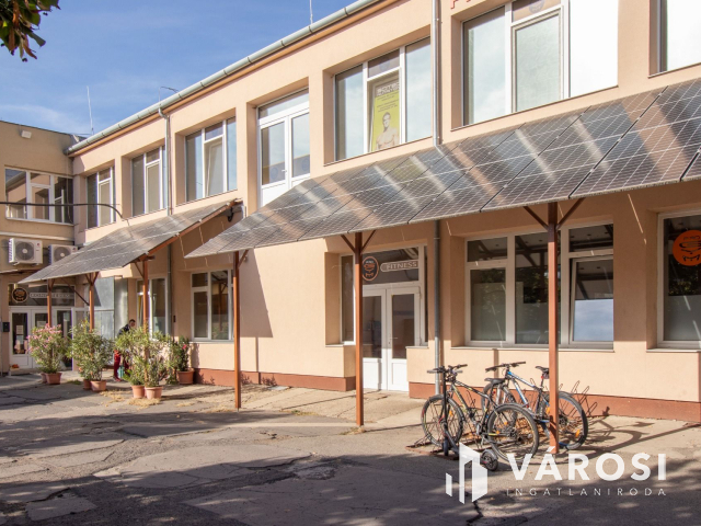 Korszerű ipari ingatlan napelemmel, városközpontban!