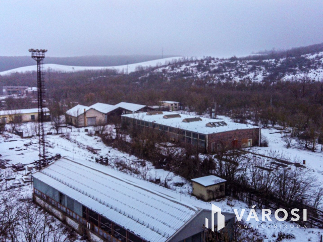 10,7 hektár ipari terület, épületekkel eladó Bátonyterenyén!