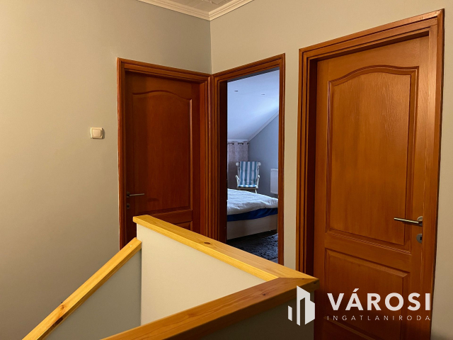 Igényes ház, kis udvarral frekventált helyen eladó