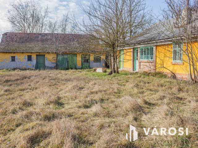 Tanya az Őszeszéki tó partján  M5-ös autópályától 2 percre