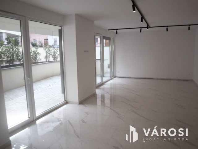 Új építésű, földszinti lakás a belvárosban!