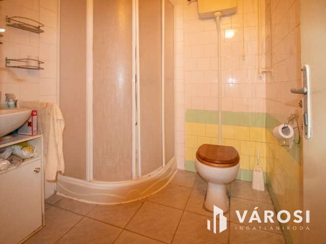 Közművesített vízparti nyaraló központi helyen!