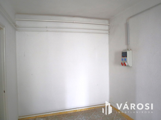 SZÁLLÁSHELY létesítésére alkalmas kétszintes IRODAHÁZ