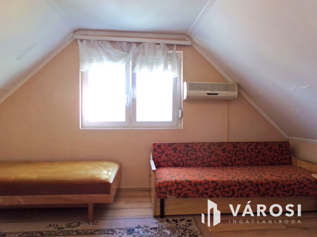 Gyulán belvárosi telek, két családi házzal eladó