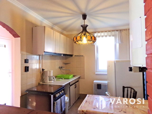 Gyulán belvárosi telek, két családi házzal eladó