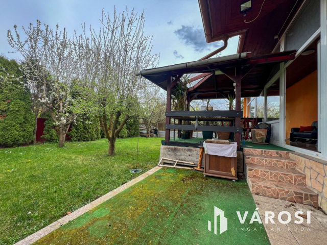 Baglyasalja elején, újszerű családi ház eladó!