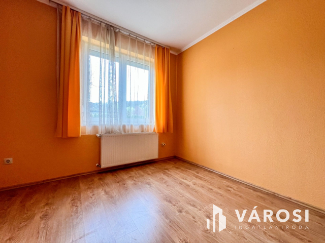 Baglyasalja elején, újszerű családi ház eladó!