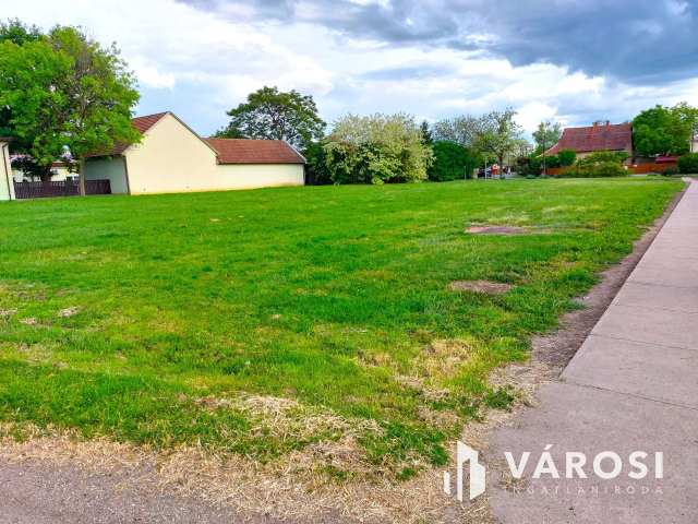 Vidéki kisváros legfrekventáltabb telke