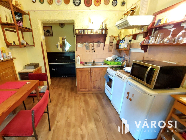 Toszkán hangulatú VíZPARTI HÁZ fürdőövezetben, napelemekkel