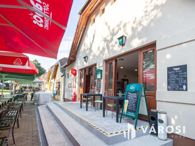 Étterem, egy Termálfürdő bejáratánál