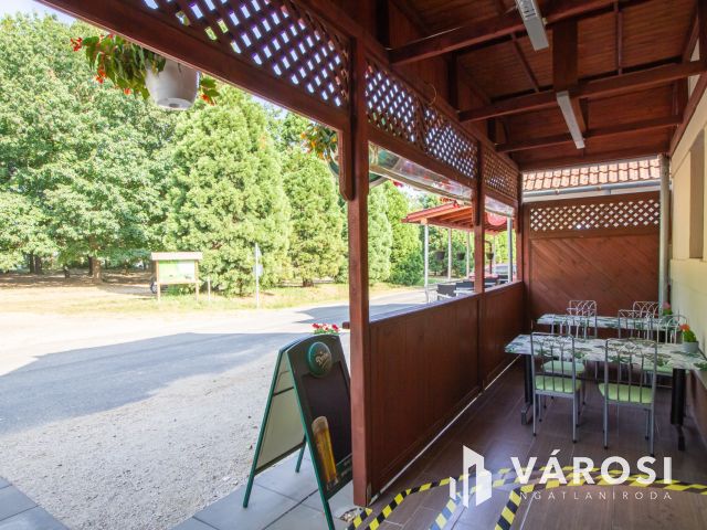 Étterem, egy Termálfürdő bejáratánál