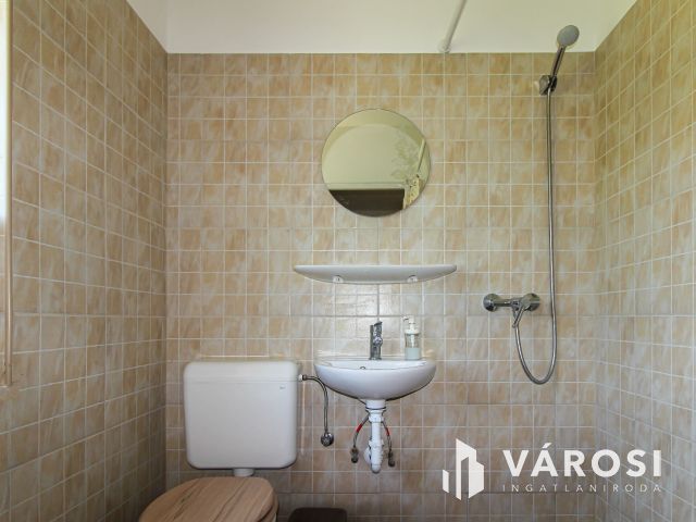 „Vállalkozása és családi háza egy helyen Bajnán.”