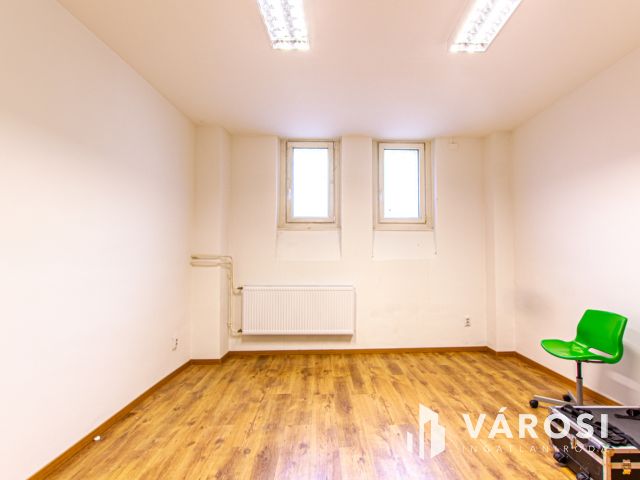 Kiadó 20 m2 alapterületű iroda modern irodaházban