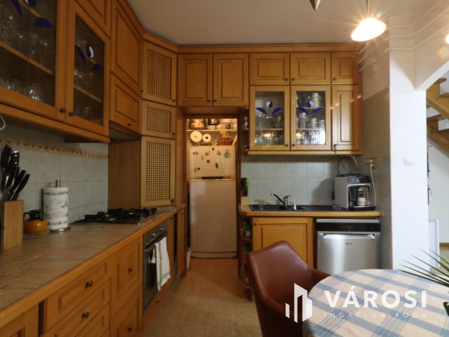 Bérkert utcai sorház, saját kertttel,garázzsal.