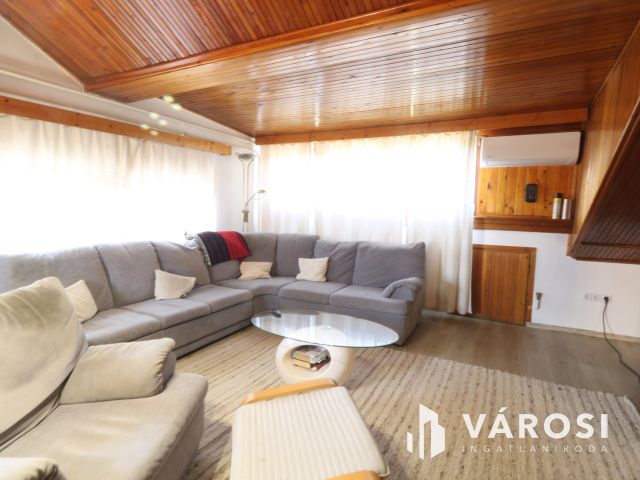 Bérkert utcai sorház, saját kertttel,garázzsal.