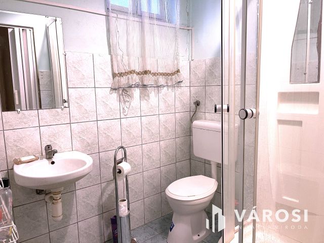 Eladó ház Szarvason üzlethelyiséggel