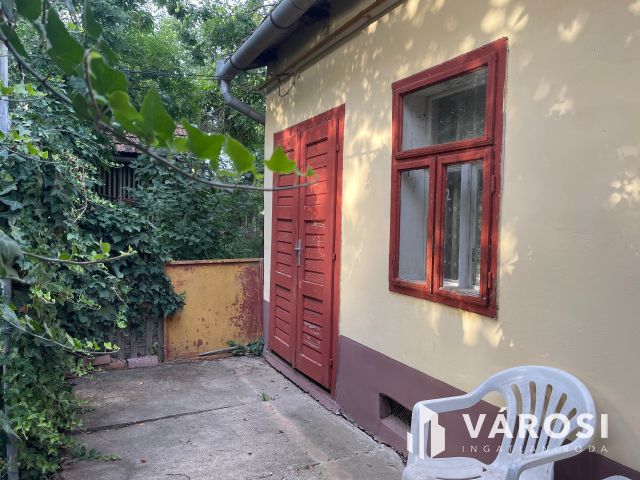 Eladó ház Szarvason üzlethelyiséggel