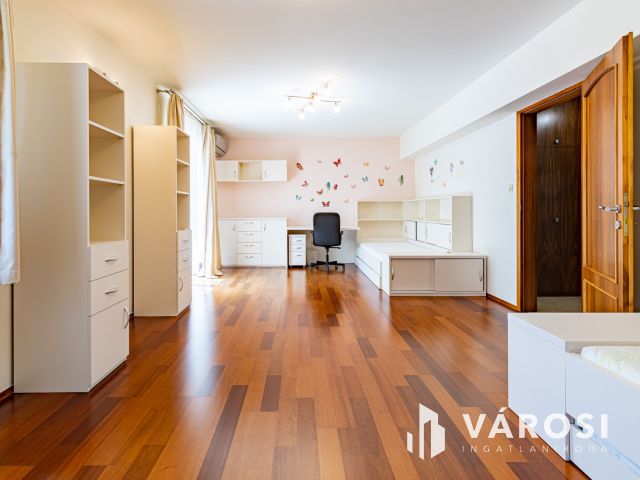 Medencés ház Gödön, 200 méterre a Dunától