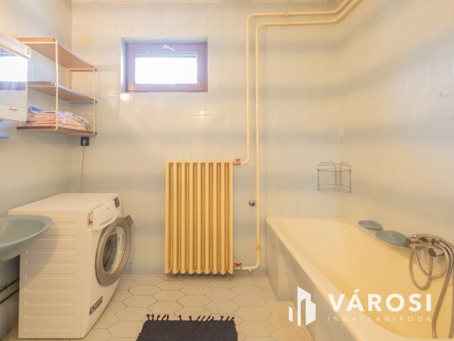 Jó szerkezetű kétgenerációs ház a Fürdőövezetben