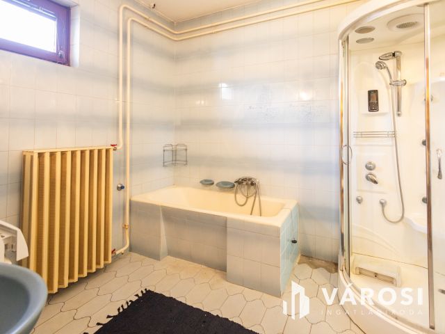 Jó szerkezetű kétgenerációs ház a Fürdőövezetben