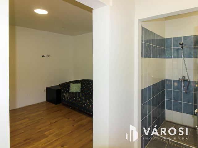 Két különálló ház egy telken