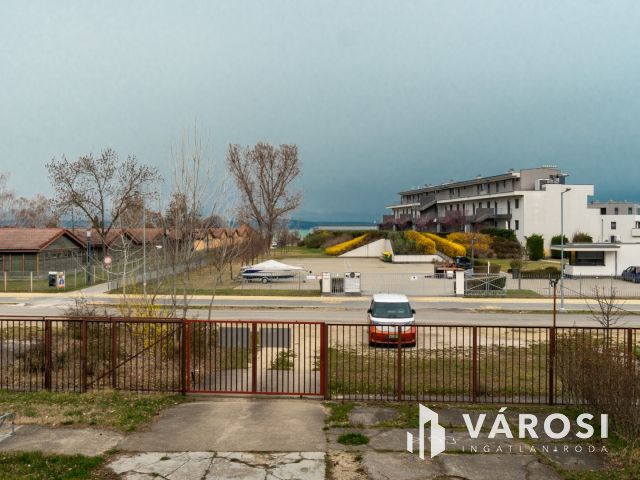 Panorámás nyaraló karnyújtásnyira az Aranyparttól