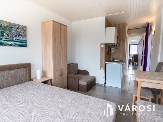 Panorámás nyaraló karnyújtásnyira az Aranyparttól