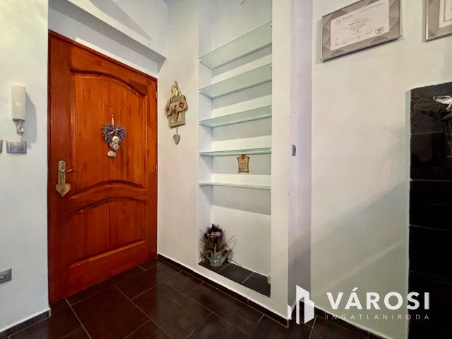 Meredek úton 2. emeleti, erkélyes lakás eladó!