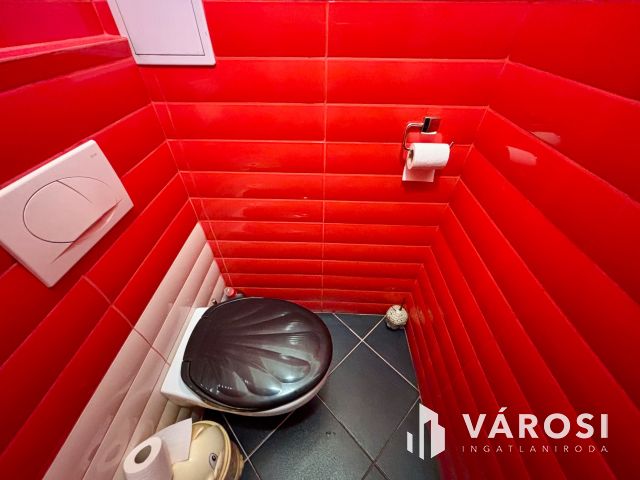 Meredek úton 2. emeleti, erkélyes lakás eladó!