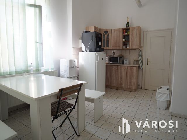 Kiadó lehetőségekben gazdag ingatlan a Belvárosban