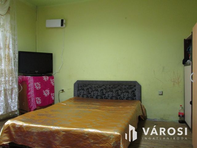 Egy ingatlan két lakrésszel csendes helyen