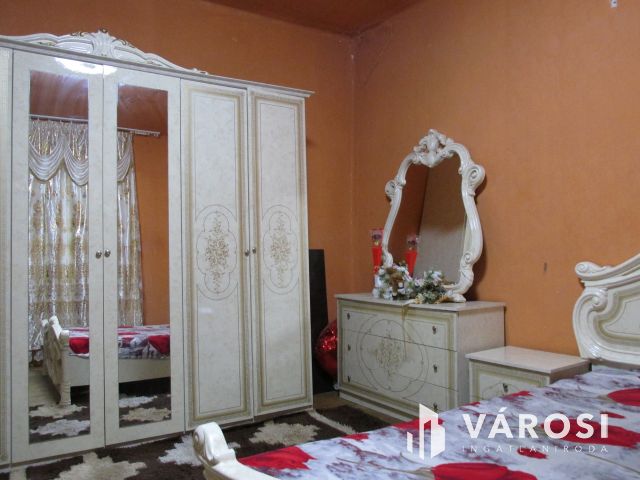 Egy ingatlan két lakrésszel csendes helyen