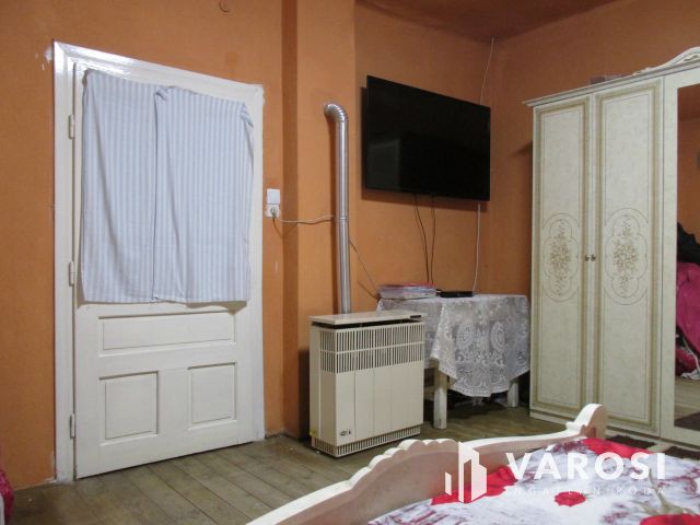 Egy ingatlan két lakrésszel csendes helyen