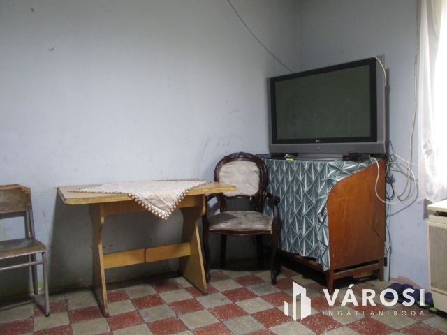 Egy ingatlan két lakrésszel csendes helyen