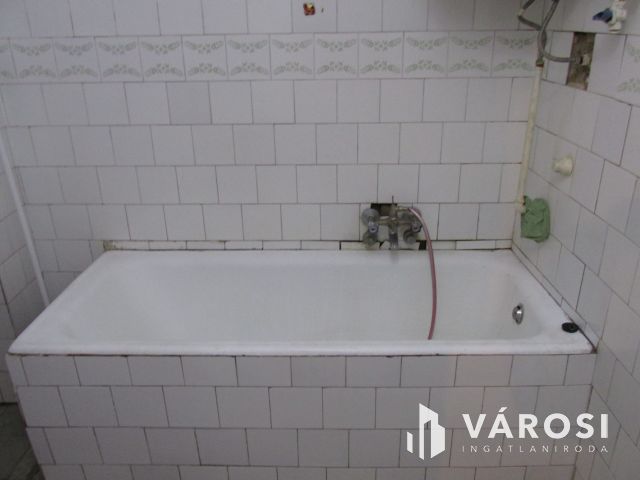 Egy ingatlan két lakrésszel csendes helyen