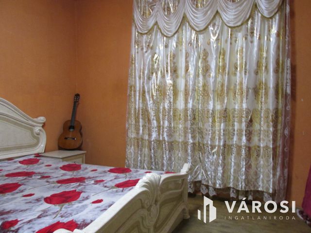 Egy ingatlan két lakrésszel csendes helyen